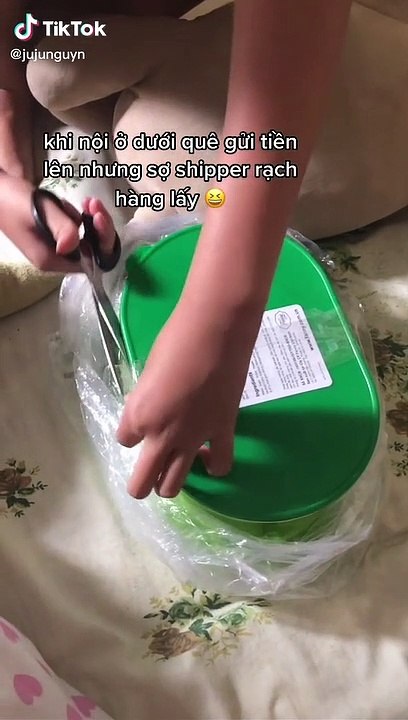 Thương cháu xa nhà, bà ngoại gửi đồ ăn kèm cục tiền được giấu kỹ trong hộp nhựa