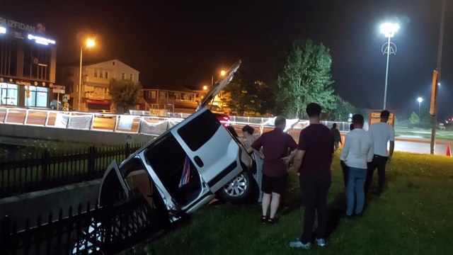 SAKARYA - Korkuluklarda asılı kalan hafif ticari araç kanala düşmeden durdu