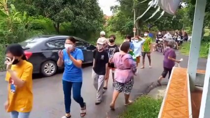 อ่างทอง น่าชื่นชมหญิงวัย42ปีและครอบครัวควักเงินแสนจัดถุงยังชีพวันละ100ชุด