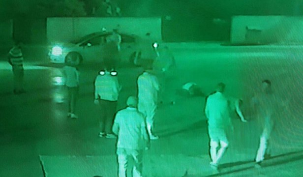 Takside tartışan 2 kişi birbirlerine şişe ve bıçakla saldırdı; o anlar kamerada