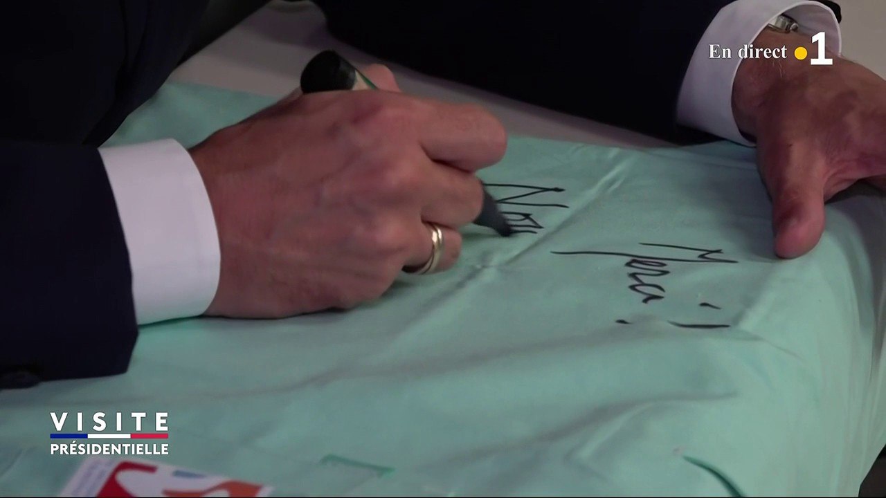 Emmanuel Macron signe un t-shirt pour le personnel soignant de l'hôpital du Taaone
