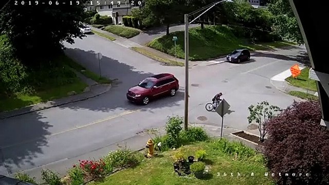 Il grille le stop à vélo et évite le drame de peu... Bon karma