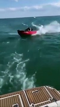 Il vient régler ses comptes avec un yacht et lui fonce dessus en bateau