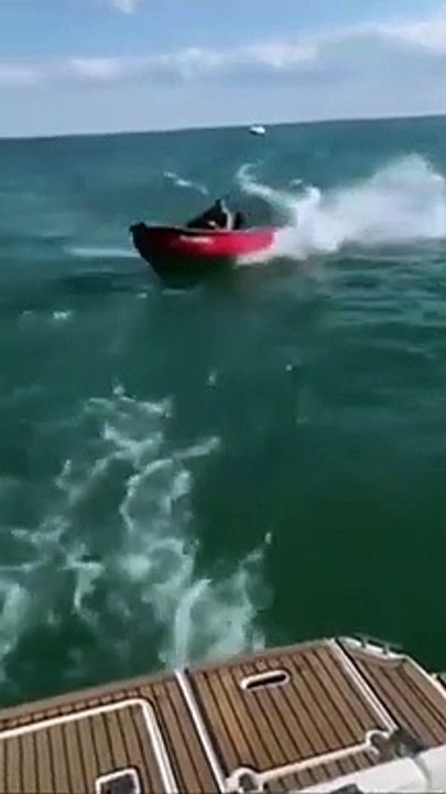 Il vient régler ses comptes avec un yacht et lui fonce dessus en bateau