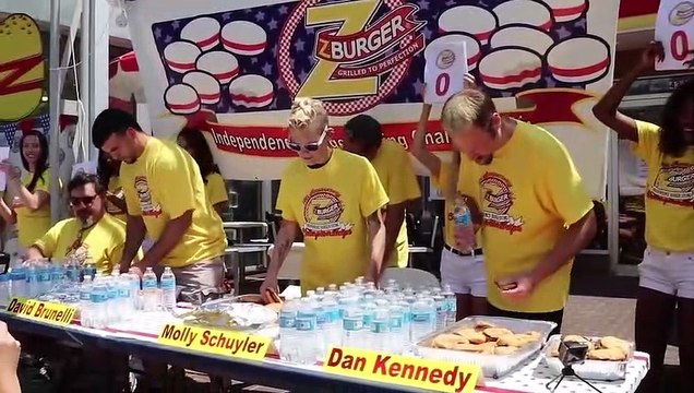 Elle mange 32 hamburgers en 10 minutes