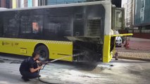 İSTANBUL - Ataşehir'de seyir halindeki özel halk otobüsünde çıkan yangın söndürüldü (2)