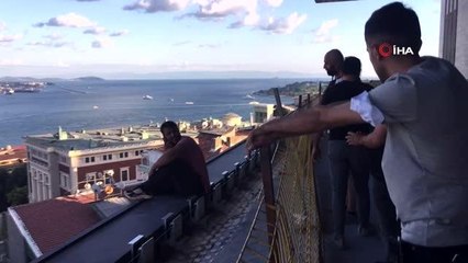 Son dakika... Taksim'de nefes kesen anlar: Polisin hayat kurtaran müdahalesi kamerada