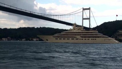 'Dilbar' İstanbul Boğazı'ndan geçti