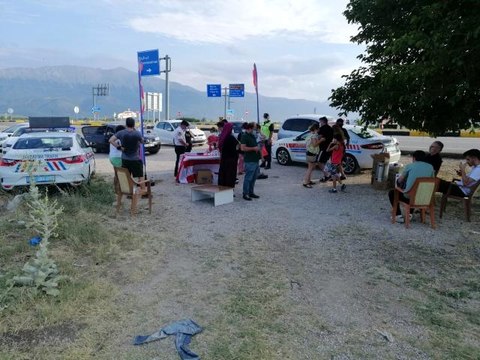 Isparta'da Jandarmadan tatil dönüşü sürücülere çay ikramı