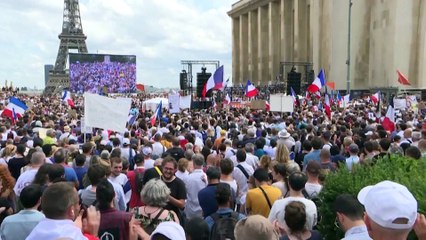 Скачать видео: Europeus saem à rua contra passaporte sanitário