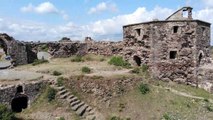 Tarihi Rumeli Feneri Kalesi ahıra döndü