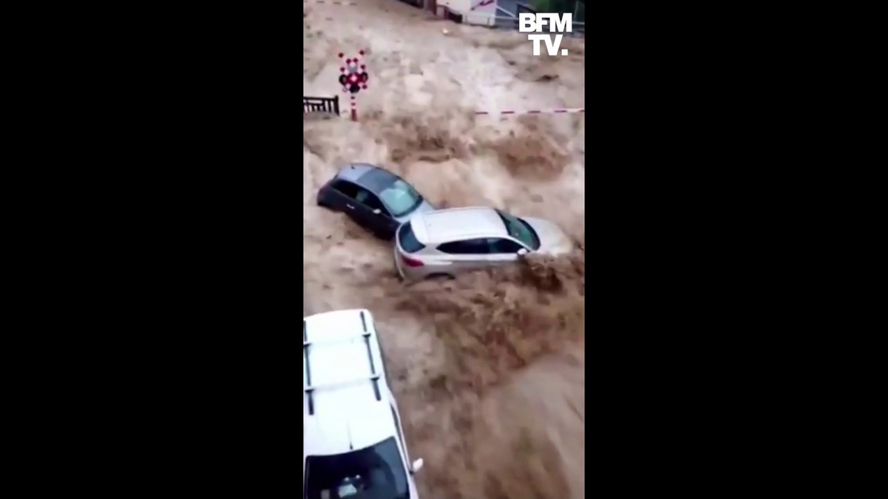 Inondations en Belgique: les voitures emportées par des torrents de boue dans les rues de Dinant