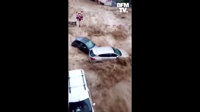 Inondations en Belgique: les voitures emportées par des torrents de boue dans les rues de Dinant