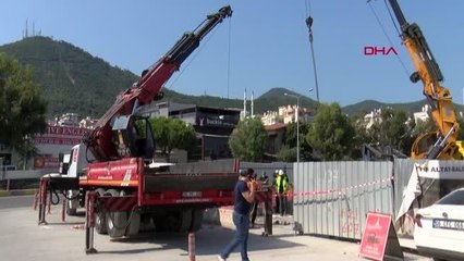 25 METRE DERİNLİĞİNDEKİ METRO İNŞAATINA DÜŞEN OTOMOBİL ÇIKARILDI
