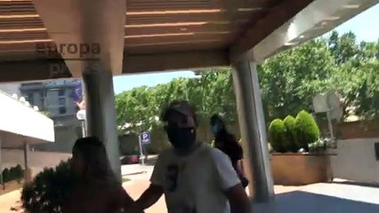 David Flores regresa al hotel donde se aloja él y su familia