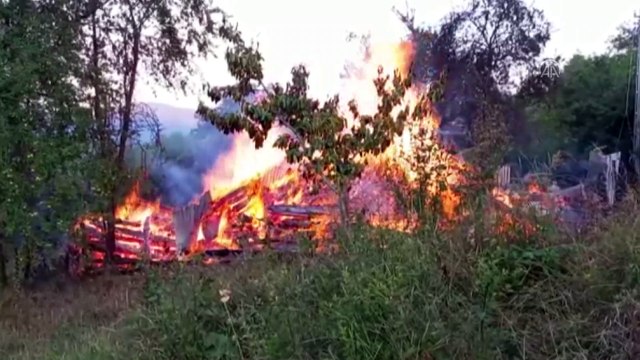 KASTAMONU - Pınarbaşı ilçesinde çıkan yangında ahşap ev tamamen yandı