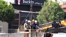 İZMİR - Otomobil metro inşaatındaki 25 metrelik boşluğa düştü: 1 ölü, 1 yaralı - Aracın çıkarılması