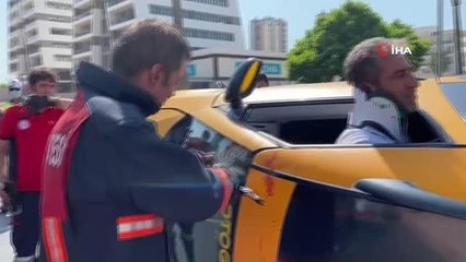 Takla atan araçta mahsur kalan taksi şoförü, otomobilin camı kesilerek kurtarıldı