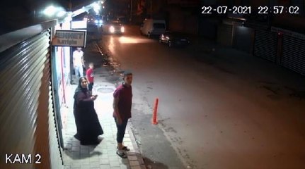 MOTOSİKLETTEN TABANCAYLA ATEŞ AÇILDI; KADIN VE ÇOCUKLAR SAĞA SOLA KAÇIŞTI