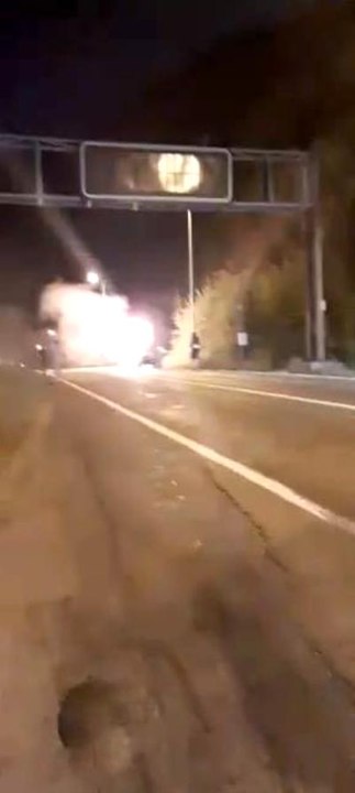 Son dakika haberi | Seyir halinde alev alan otomobile su bidonları ve yangın tüpleri ile müdahale edildi