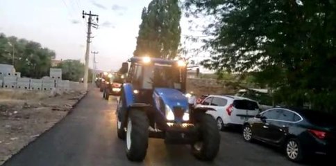 Damat çiftçi olunca, düğün konvoyunu traktörler oluştu