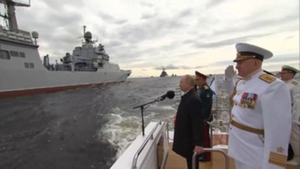 Putin presume del poderío de Armada rusa en desfile naval