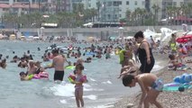 Turizmin başkenti Antalya'da tatilciler sahillerde yoğunluk oluşturdu