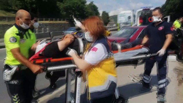 Direksiyon hakimiyetini kaybetti demir bariyerlere çarptı