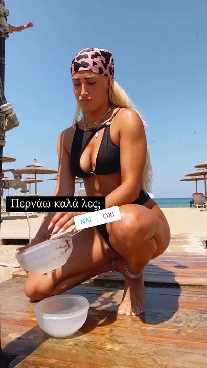 Ιωάννα Τούνη: Άλλος για camping; Έβαλε το μπικίνι της και την… μαντήλα και πλένει!