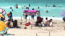 İZMİR - Ege Bölgesi'nin turistik ilçelerinde tatilin son günü sahillerde yoğunluk devam etti