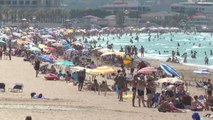Ege Bölgesi'nin turistik ilçelerinde tatilin son günü sahillerde yoğunluk devam etti