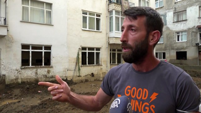 ARTVİN - Arhavi'deki selde komşularının sarkıttığı iple üst kata tırmanarak kurtuldular