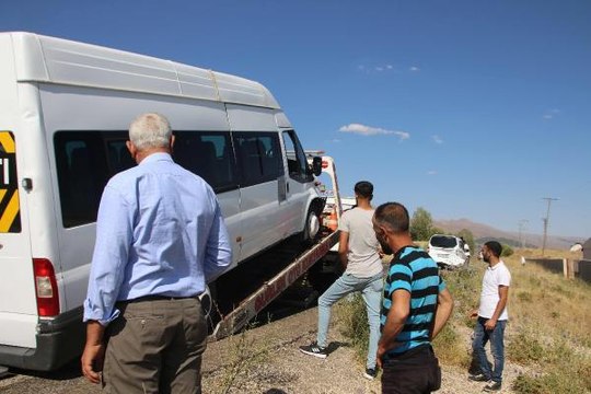 Son dakika haberleri: DÜĞÜN KONVOYUNDA ZİNCİRLEME KAZA: 8 YARALI