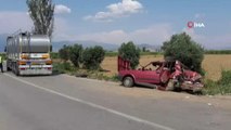 İzmir'de tır otomobili metrelerce sürükledi: 3 yaralı