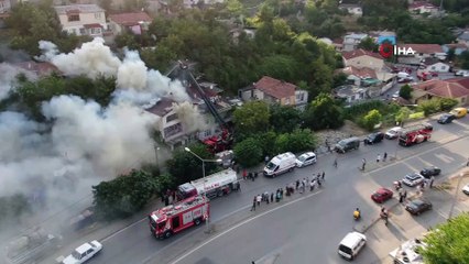 Download Video: Üsküdar'da çatı katında yangın: Anne ve 2 çocuğu mahsur kaldı