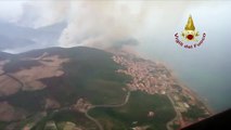Incendi Sardegna, elicottero sorvola roghi e fumo - Video
