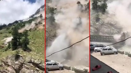 Hindistan'da tepeden düşen kayalar 9 turistin ölümüne neden oldu