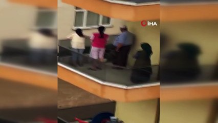 Evleri suyla dolan çift komşularının uzattığı ip yardımıyla hayata tutundu... O anlar kamerada