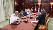 الرئيس التونسي يعفي رئيس الوزراء من منصبه ويجمد سلطات البرلمان
