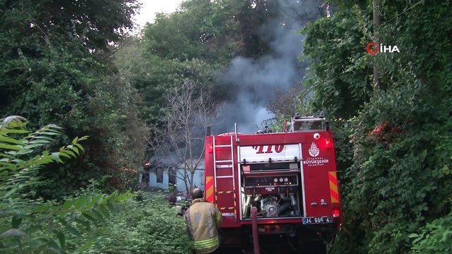 Sarıyer'de 2 gecekondu alevlere teslim olarak kül oldu