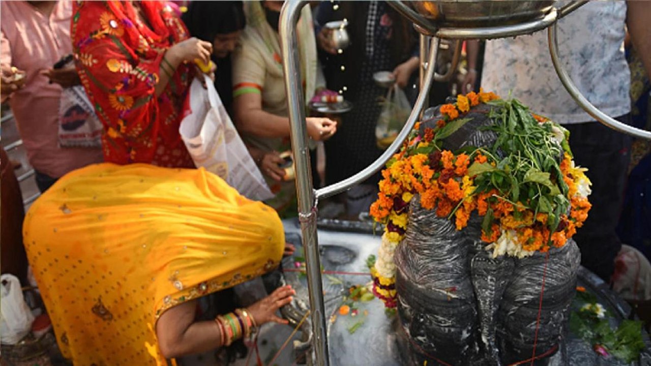 Sawan Somwar 2021: Devotees offer prayers at temples