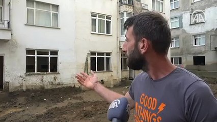 Arhavi'deki selde komşularının sarkıttığı iple üst kata tırmanarak kurtuldular