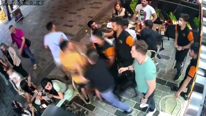 İstanbul’un göbeğinde ortalığın karıştığı meydan kavgası kamerada