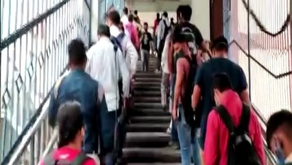 दिल्ली में आज से मेट्रो और बसें फुल सीटिंग कैपिसिटी से चलने लगीं, लोगों की लंबी कतारें दिखीं