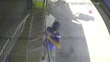 Son Dakika | Dedektif gibi takibe aldığı hırsızı yakalayıp polise teslim ettiği anlar kamerada