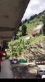 Glissement de terrain provoquant la chute d'énormes rochers de la montagne Himachal Pradesh