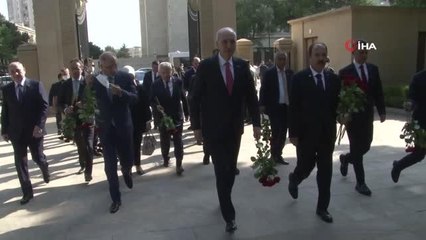 AK Parti Genel Başkanvekili Kurtulmuş, Bakü'de Haydar Aliyev'in mezarı ile şehitlikleri ziyaret etti