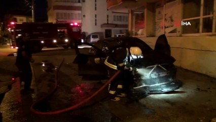 Lüks araba alev alev yandı, patlama sesi vatandaşları sokağa döktü