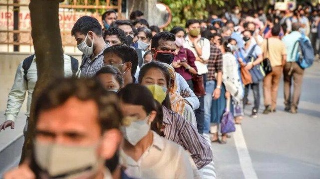 Delhi: Long queues at metro stations after tremors halt services