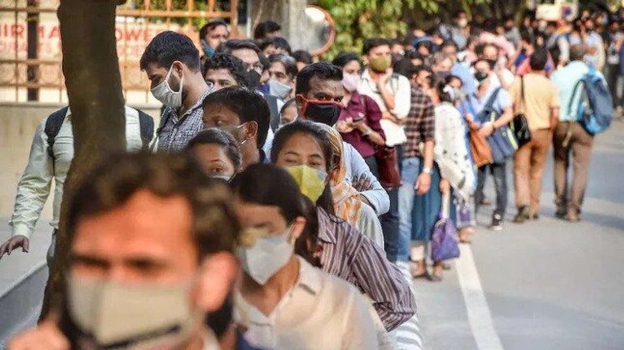 Delhi: Long queues at metro stations after trem...